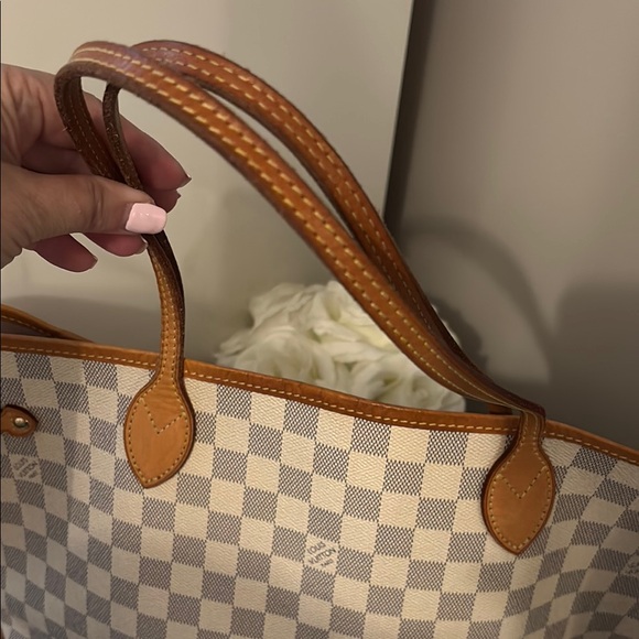 Luis Vuitton MM Tote Bag - Picture 2 of 6